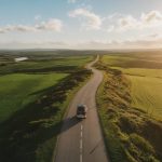 Road trip spiritueux en France : itinéraire des distilleries incontournables pour découvrir whiskies, rhums et gins hexagonaux