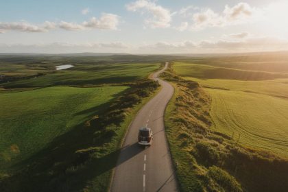 Road trip spiritueux en France : itinéraire des distilleries incontournables pour découvrir whiskies, rhums et gins hexagonaux
