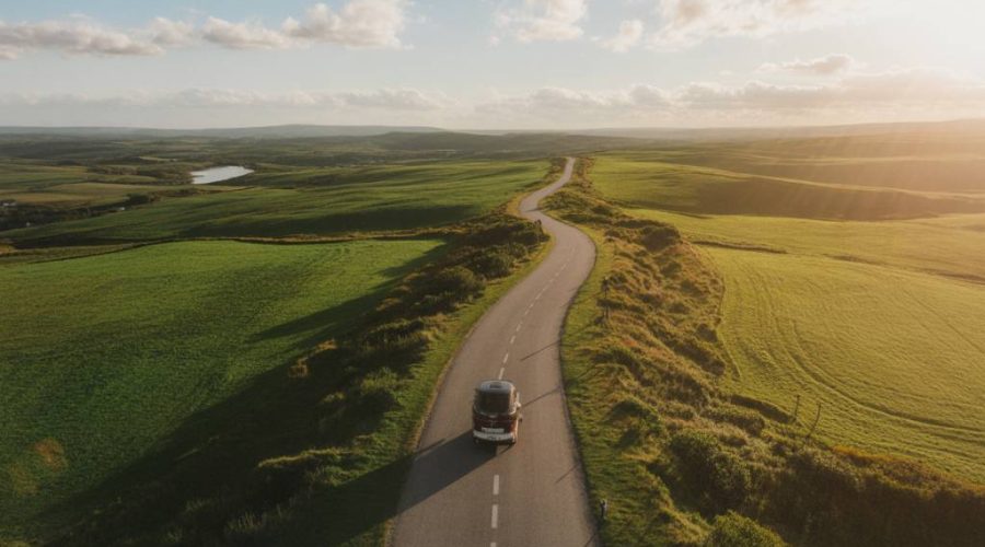Road trip spiritueux en France : itinéraire des distilleries incontournables pour découvrir whiskies, rhums et gins hexagonaux